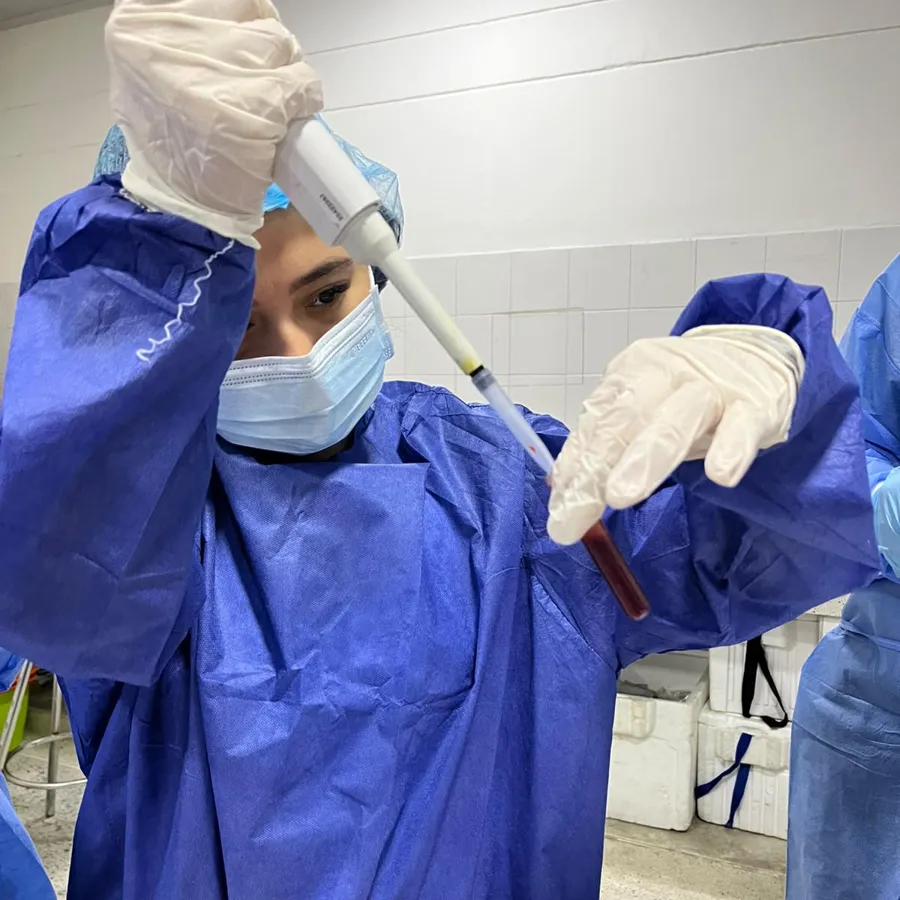 Camila, médica veterinaria de VetVision, en el laboratorio